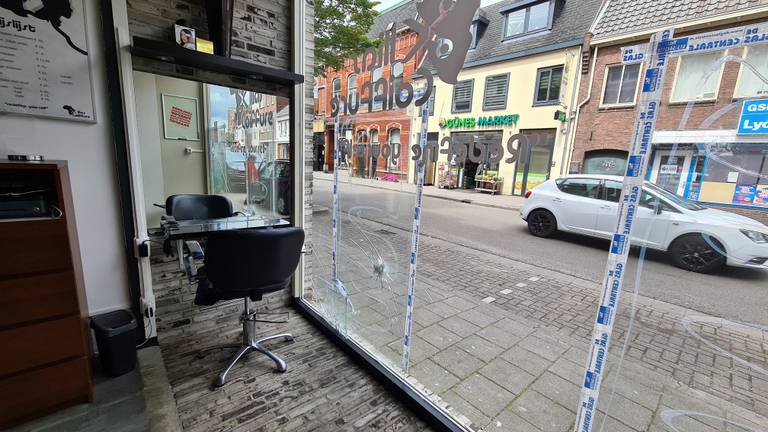 In juni vlogen de kogels bij een kapperszaak in Tilburg door het raam.