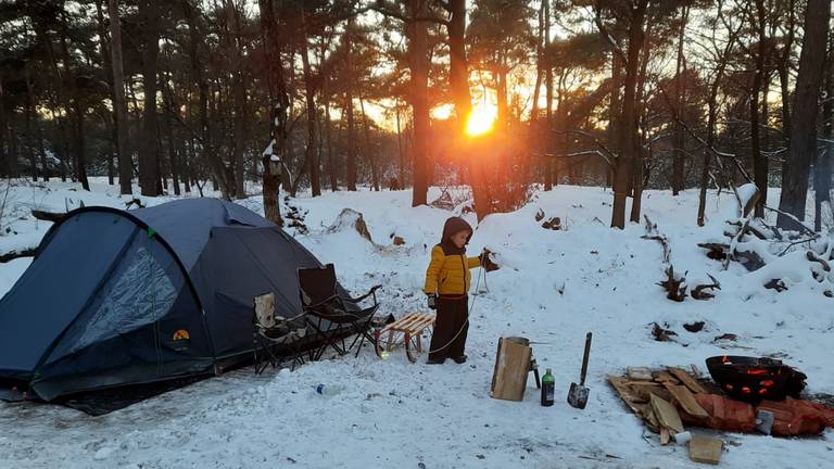 Luka (6) ging met zijn ouders winterkamperen op een camping in Sint Anthonis (foto: Frank Markerink). 