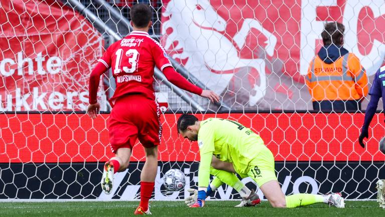 PSV-keeper Joël Drommel laat zich passeren door FC Twente-spits Ricky van Wolfswinkel (foto: Orange Pictures).