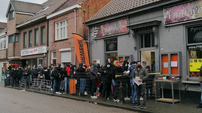 Een lange rij voor een vuurwerkwinkel in Baarle-Hertog. (foto: archief)