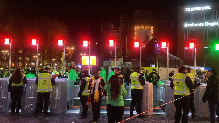 Op station Den Bosch worden feestvierders opgewacht door medewerkers van NS (foto: Floortje Steigenga).