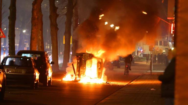 Tijdens de rellen werden in de Graafsewijk in Den Bosch onder meer twee auto’s in brand gestoken(foto: Bart Meesters).