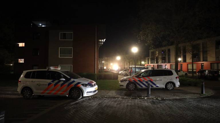 De politie deed na de melding van de overval in Schijndel onderzoek in de buurt van de Dierenriem (foto: Sander van Gils/SQ Vision).