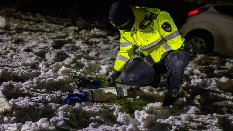 In de auto in Rucphen werden drie lachgasflessen gevonden (foto: Christian Traets/SQ Vision).