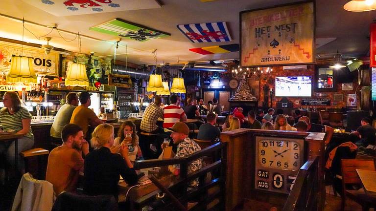 Ook in het Belgisch Biercafé stond het grote scherm aan (foto: Dave Hendriks/SQ Vision Mediaprodukties).