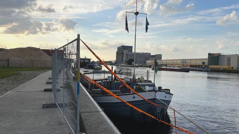 Het binnenvaartschip Semper Spera voordat het Veghel mocht verlaten (foto: Jan Waalen).