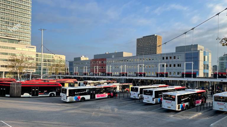 Het busstation Neckerspoel in Eindhoven (foto: Rogier van Son)