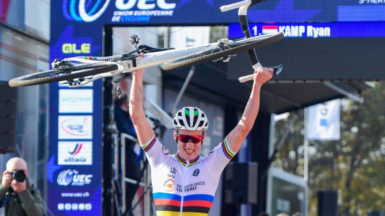 Wereldkampioen Ryan Kamp tilt zijn fiets boven zijn hoofd na winnen van Europese titel (foto: OrangePictures).