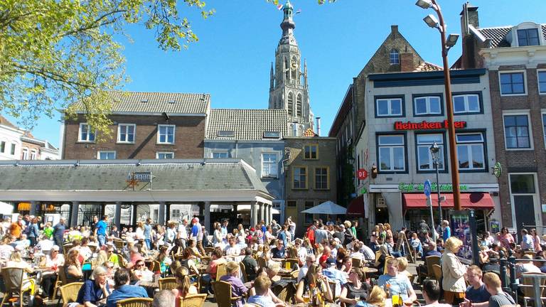 Het terras aan de Bredase Haven in betere tijden (foto: Henk Voermans).