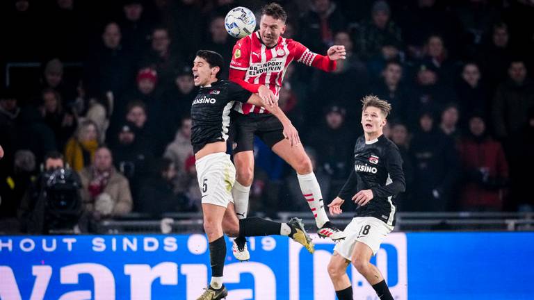 Luuk de Jong scoorde bij een tegenvallend PSV. (Foto: Ed van de Pol/Orange Pictures)