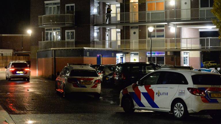 De politie deed onderzoek op de tweede etage van het flatgebouw aan de Essendonk in Breda (foto: Perry Roovers/SQ Vision).