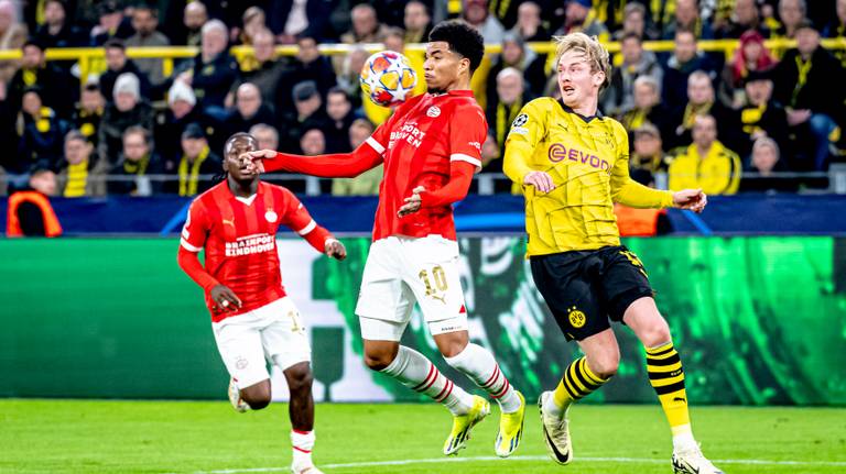 Malik Tillman in duel met Julian Brandt (foto: Marcel van Dorst)