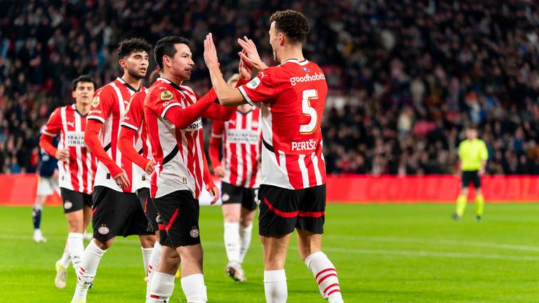 PSV-spelers vieren een treffer tegen HFC (foto: OrangePictures).