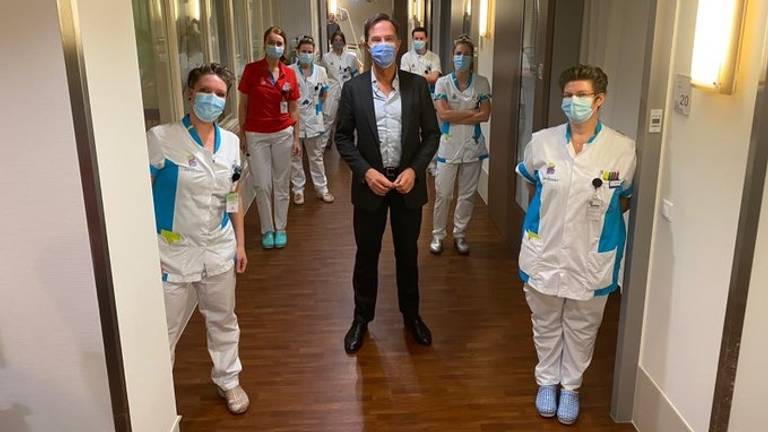 Premier Rutte in het Bernhoven ziekenhuis (foto: twitter @minpres).