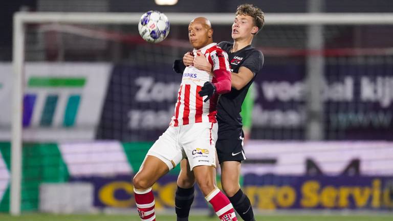 Kay Tejan van TOP Oss in duel met AZ-speler Jorn Berkhout. Foto: Orangepictures.