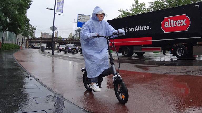 Fietsen door een druilerig Eindhoven (foto: Paul Hermans).