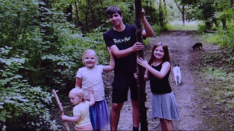 Tygo met zijn drie jongere zusjes (foto: privécollectie) 