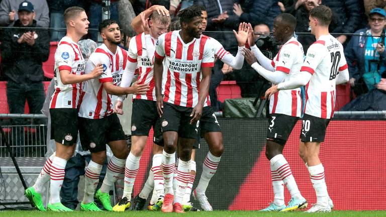 PSV viert het doelpunt tegen Feyenoord (Foto: ANP)