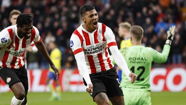 Patrick van Aanholt viert zijn doelpunt (Foto: ANP)