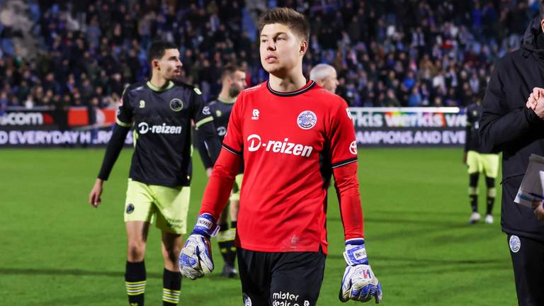 Keeper van FC Den Bosch Konrad Sikking liep balend het veld af vrijdagavond (foto: Orange Pictures).