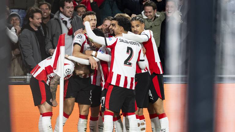 PSV viert de 3-1 van Dennis Man tegen Napoli (foto: ANP).