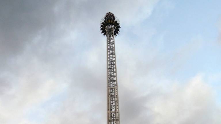 Kermisbezoekers zaten vast op 90 meter hoogte (foto: Foto: Corne Sep - Mainstay Media Breda)