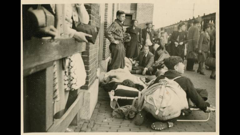 Wachtenden op het perron van Vught, 23 mei 1943. Linksvoor brancard met ernstig zieken (foto: collectie Nationaal Monument Kamp Vught).