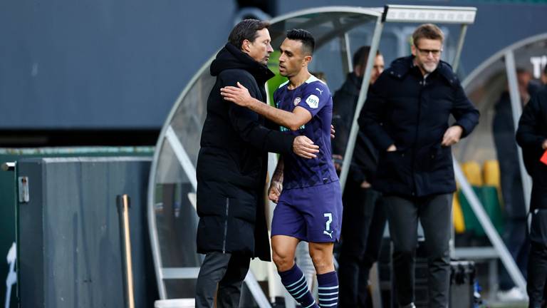 Roger Schmidt wisselt Eran Zahavi tijdens het duel met Fortuna (foto: ANP 2021/Maurice van Steen).