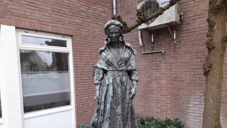 Standbeeld Mooie Keetje in Oosterhout (foto: Henk van Ingen).