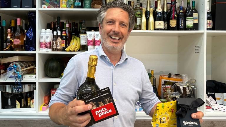 Ronald Westerveld voor zijn 'prijzenkast' (foto: Jan Waalen).