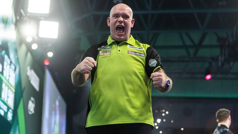 Michael van Gerwen plaatst zich voor de halve finale van het WK (foto: Taylor Lanning/PDC).