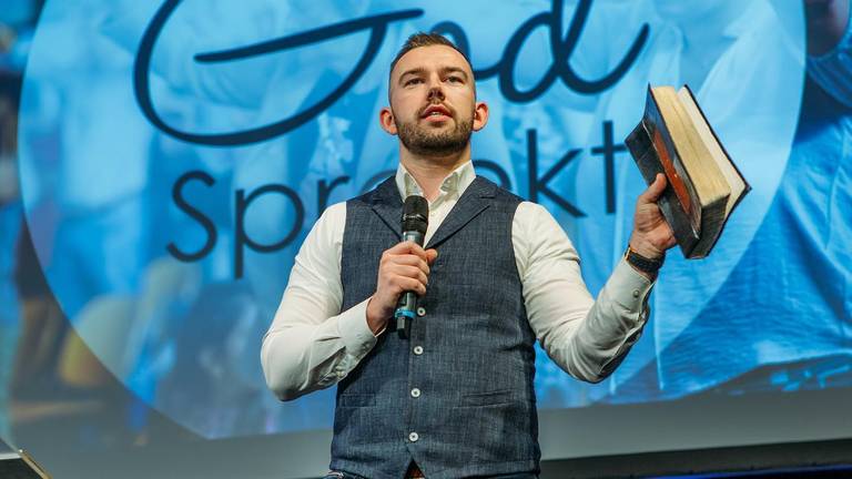 Tom de wal tijdens een van zijn diensten (Foto: Facebook Frontrunners Ministries)