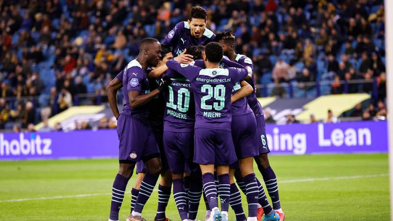 PSV-spelers vieren de openingstreffer in het Gelredome (Foto: ANP)