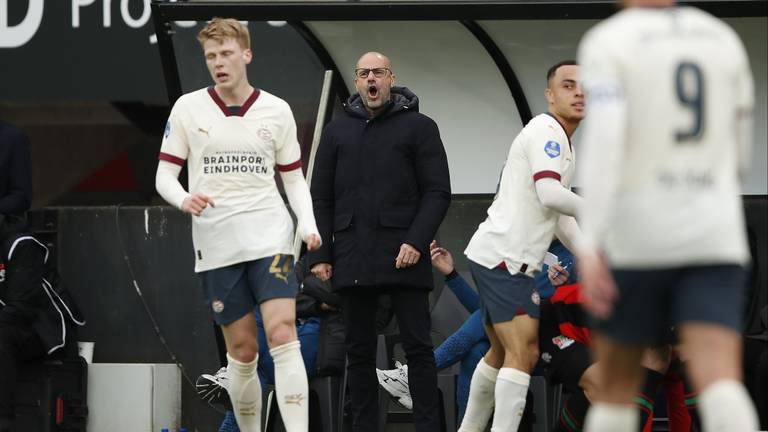 Peter Bosz schreeuwend langs de lijn (foto: ANP/Bart Stoutjesdijk).