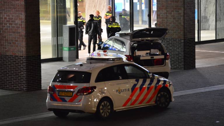 De politie bij het station in Breda (archieffoto: Perry Roovers/SQ Vision).