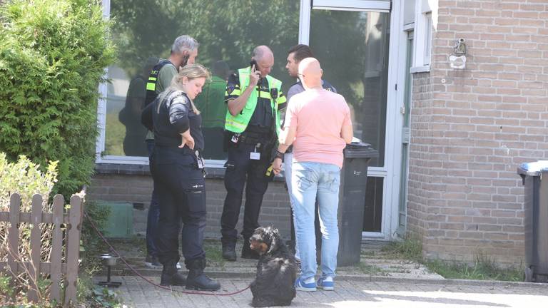 Geschoten in huis in Den Bosch, huizenblok afgezet