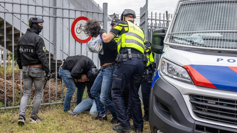 Ongeregeldheden na de wedstrijd (Foto: ANP)