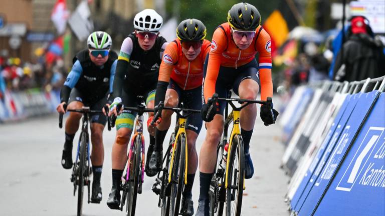 Marianne Vos (tweede van rechts) ijzersterk in de laatste ronde van het WK wielrennen (foto: ANP).