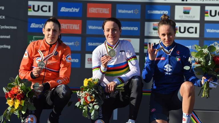 Marianne Vos, geflankeerd door Lucinda Brand (links) en Silvia Persico (foto: ANP).