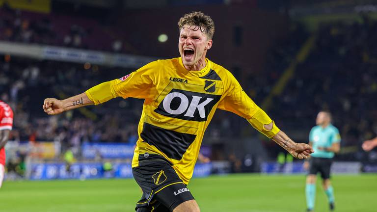 Danny Bakker juicht voor zijn club NAC.