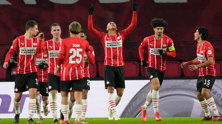 PSV-spelers vieren feest na de 1-0 van Carlos Vinícius (foto: ANP).