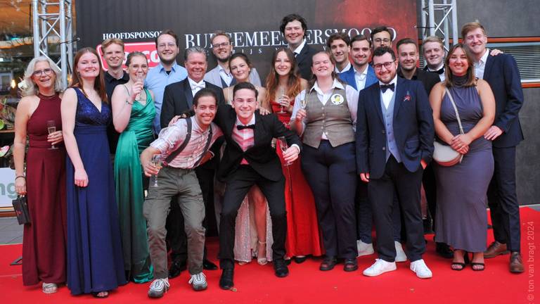 De cast en crew van de film tijdens de première (Foto: Ton van Bragt).