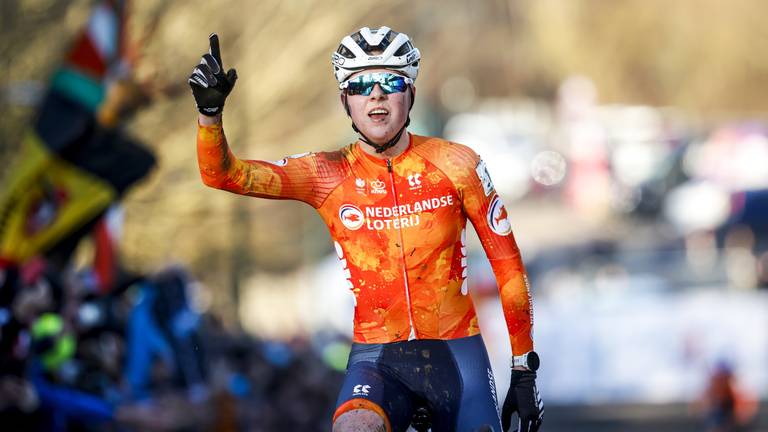 Fem van Empel wint voor het derde jaar op rij het WK veldrijden (foto: ANP).