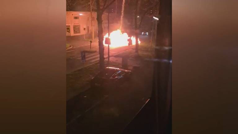 Een vuurwerkbom ontploft in Den Bosch tijdens de rellen.