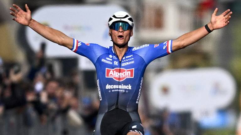 Mathieu van der Poel wint Milan - San Remo (foto: ANP). 
