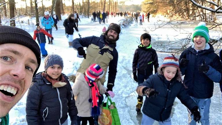 Tom en Abdulrahman met zijn kinderen schaatsen in het Mastbos in Breda.