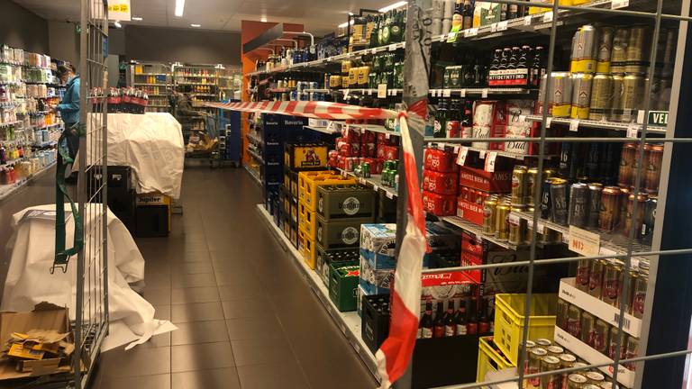 De drankafdeling in de AH in Geldrop is afgeschermd (foto: Tonnie Vossen)