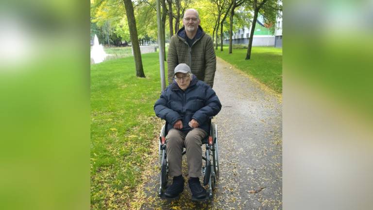 Frans en zijn vader John tijdens een wandeling een paar weken geleden (foto: privéarchief).