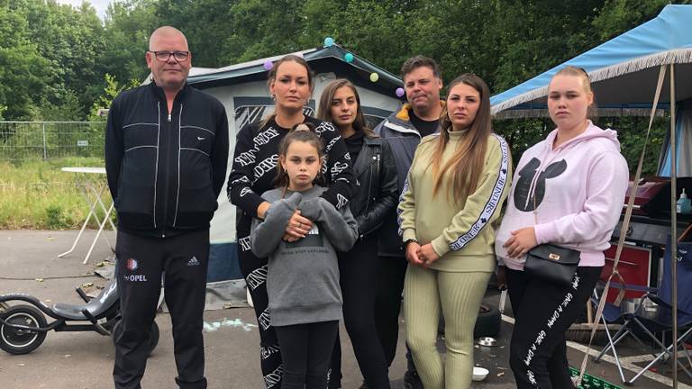 Joke (tweede van links) en haar familie dreigen eind deze maand op straat te belanden. (Foto: Erik Peeters)