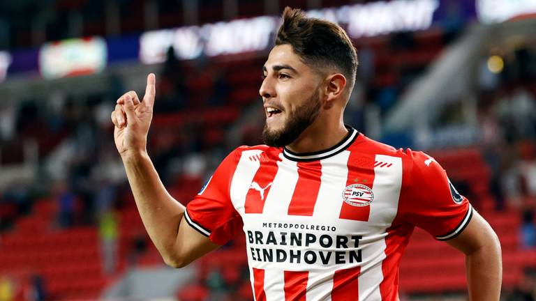 Maxi Romero na zijn winnende goal tegen FC Emmen (foto: ANP / Maurice van Steen).